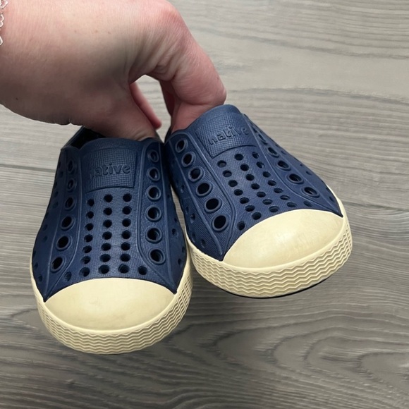 Native navy toddler shoes size 4 - Picture 6 of 6